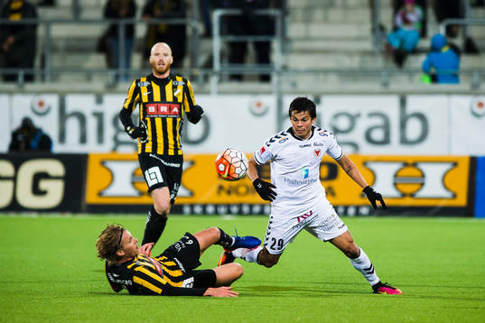 Häckens Gustav Berggren faller i en närkamp med Kalmars Romário Pereira Sipião