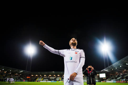 Kalmars Markus Thorbjörnsson jublar med de tillresta supportrarna