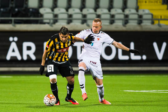 Häckens Paulo de Oliveira i kamp om bollen med Kalmars