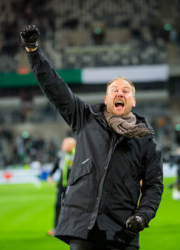 Elfsborgs manager Magnus Haglund firar segern med fansen