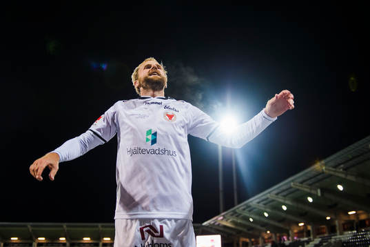 Kalmars Markus Thorbjörnsson jublar med de tillresta supportrarna