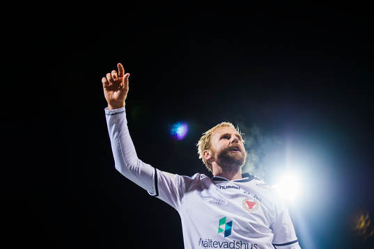 Kalmars Markus Thorbjörnsson jublar med de tillresta supportrarna