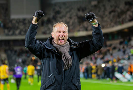 Elfsborgs manager Magnus Haglund firar segern med fansen