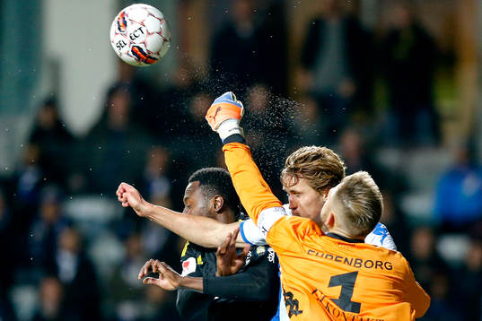 IFK Göteborgs målvakt John Alvbåge och Thomas Rogne