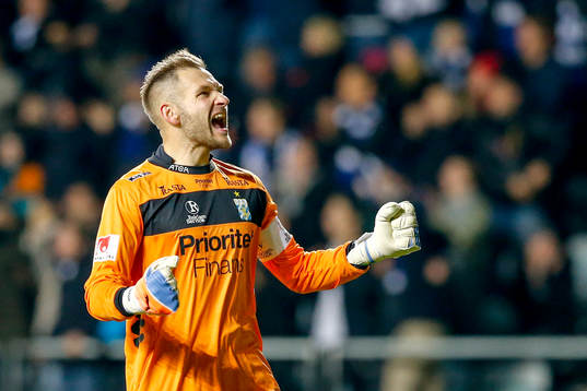 IFK Göteborgs målvakt John Alvbåge jublar efter 1-0 av Elias Mar Omarsson