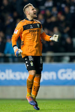 IFK Göteborgs målvakt John Alvbåge jublar efter Elias Mar Omarssons 1-0 mål