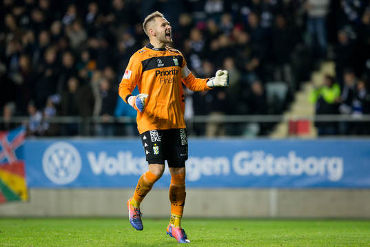 IFK Göteborgs målvakt John Alvbåge jublar efter Elias Mar Omarssons 1-0 mål