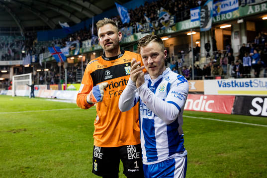 IFK Göteborgs målvakt John Alvbåge och Scott Jamieson tackar publiken