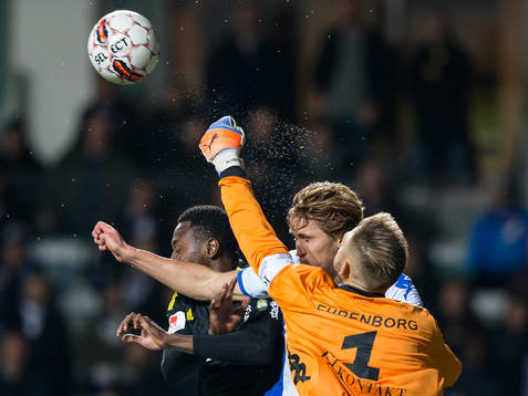 IFK Göteborgs målvakt John Alvbåge boxar undan bollen