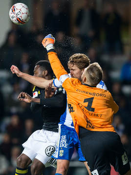 IFK Göteborgs målvakt John Alvbåge boxar undan bollen