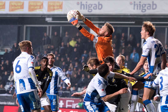 IFK Göteborgs målvakt John Alvbåge kastar sig