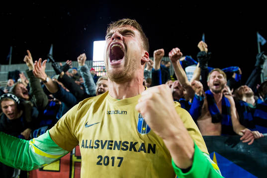 Sirius målvakt Lukas Jonsson jublar med fansen