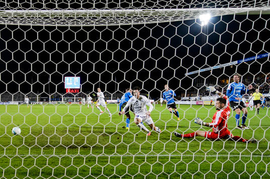 Bollen går strax utanför Halmstads målvakt Stojan Lukic