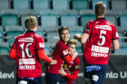 Örgrytes Sebastian Ohlsson, Daniel Paulson och Johan Hammar jublar med målskytten till 1-0 Andreas Östling