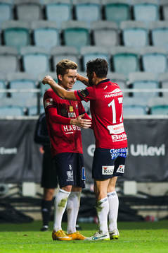 Målskytten till 1-0 Örgrytes Andreas Östling jublar med Björn Anklev