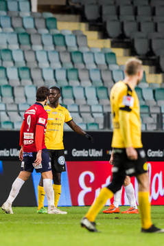 Örgrytes George Mourad diskuterar med Frejs Alagi Doudou