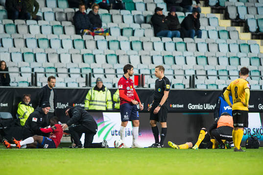 Örgrytes George Mourad diskuterar med domare Johan Krantz