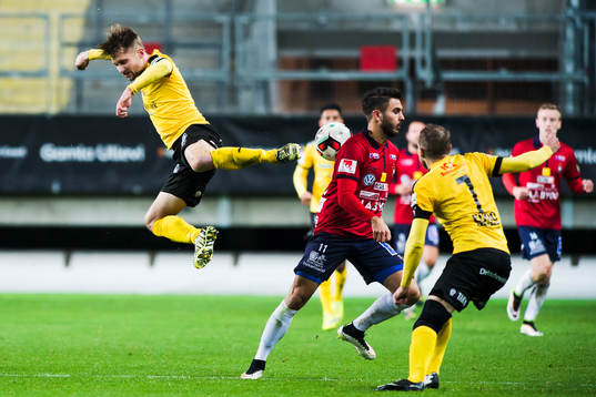Frejs Adam Gradén och Richard Spong i kamp om bollen med