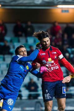 Frejs målvakt Marko Atanackovic boxar bort bollen framför