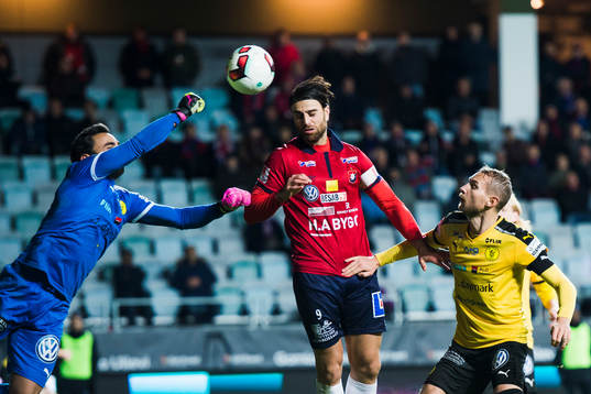 Frejs målvakt Marko Atanackovic boxar bort bollen framför