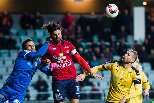 Frejs målvakt Marko Atanackovic boxar bort bollen framför