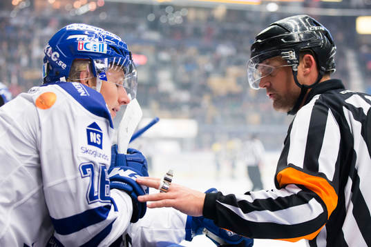 Leksands Patrik Norén i samtal med domaren Mikael Nordh