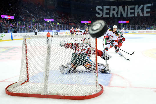 Malmö Redhawks Robin Alvarez skjuter mot Frölundas