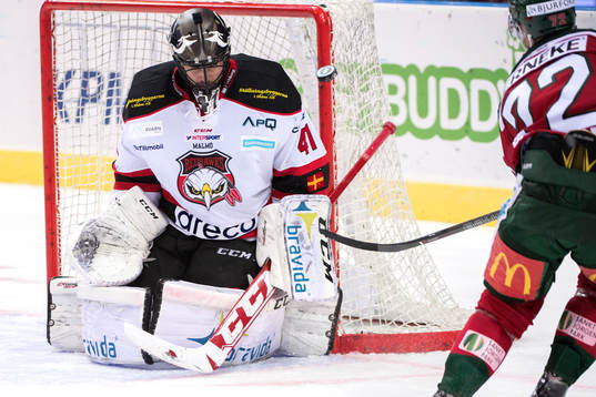 Pucken går i stolpen jämte Malmö Redhawks målvakt