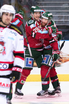 Frölundas Johan Sundström och Robin Figren jublar