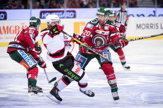 Malmö Redhawks Carl-Johan Lerby tacklas av Frölundas Joel