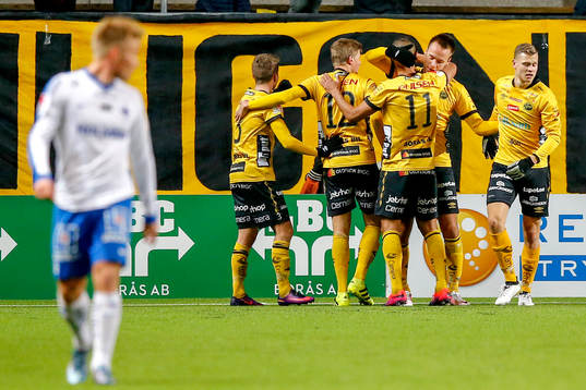Elfsborgs Viktor Prodell jublar med lagkamrater efter 1-0