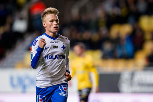 Norrköpings Nicklas Bärkroth jublar efter reducering till 2-1 på straff