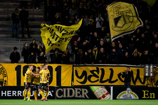 Elfsborgs Jesper Manns jublar med lagkamrater efter 2-0