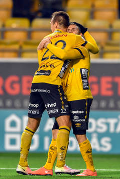 Elfsborgs Jesper Manns kramas om av Viktor Prodell efter 2-0