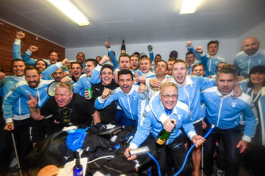 Malmö FFs spelare och ledare jublar