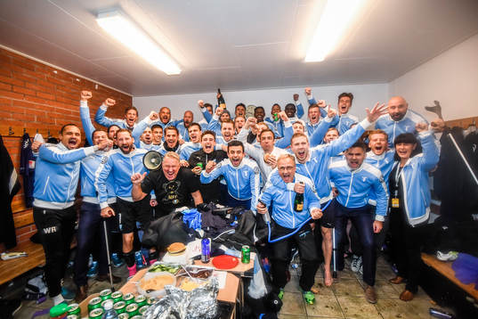  Malmö FFs spelare och ledare jublar i omklädningsrummet