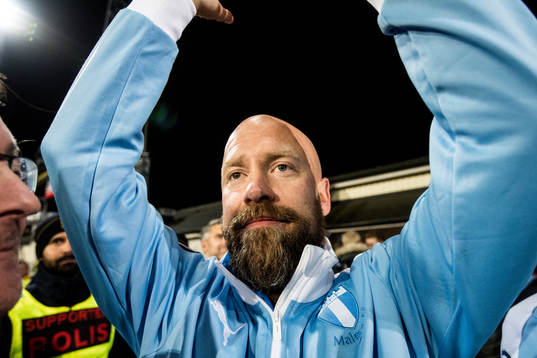 Malmö FFs assisterande tränare Olof Persson jublar efter att Malmö FF säkrat segern
