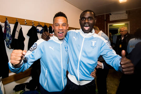 Malmö FFs Tobias Sana och Enock Kofi Adu jublar i omklädningsrummet efter att Malmö FF säkrat segern
