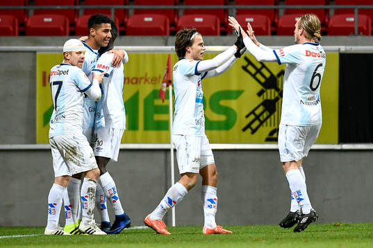 Gefles Emil Bellander jublar med lagkamrater efter 0-1