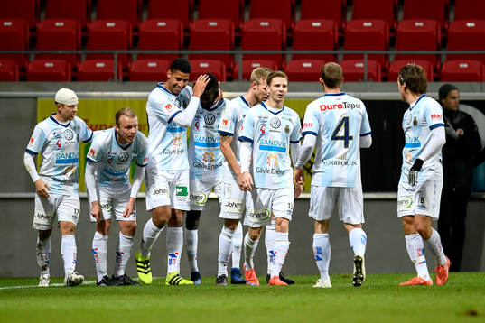 Gefles Emil Bellander jublar med lagkamrater efter 0-1