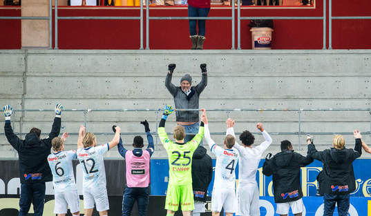 Geflespelarna tackar den enda Geflesupportern som var på plats 