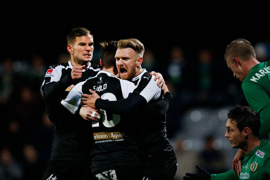 Örebros Robert Åhman Persson (tv) och Michael Almebäck (th) jublar efter att Victor Sköld (m) gjort 0-1