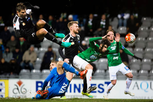 Örebros Astrit Ajdarevic, målvakt Oscar Jansson och