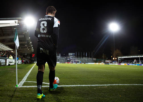 Örebros Astrit Ajdarevic slår en hörna