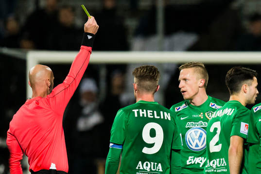 Jönköpings Joakim Karlsson får en varning av domaren