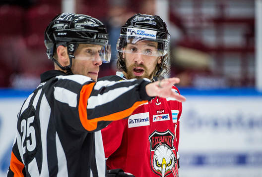 Domare Tobias Björk pratar med Andreas Thuresson