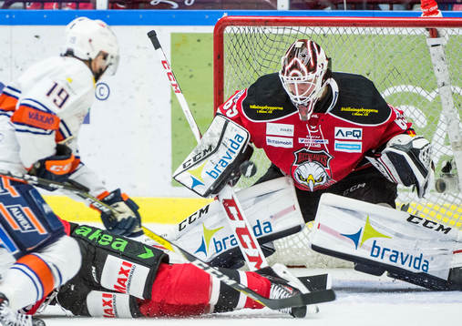 Växjös Tuomas Kiiskinen försöker göra mål på Malmö