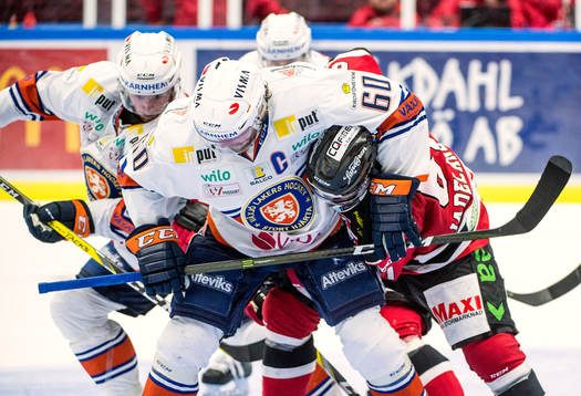 Växjös Erik Josefsson tar ett grepp om Malmö Redhawks