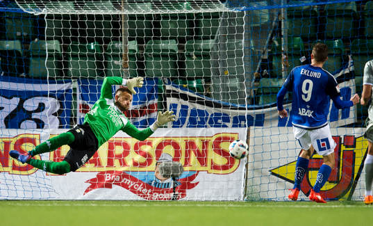 IFK Göteborgs målvakt John Alvbåge kan inte hindra