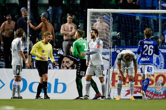 IFK Göteborgs målvakt John Alvbåge protesterar  för